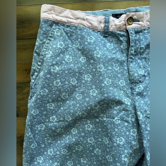 Tommy Hilfiger Blue Floral Chino Shorts | Size 33 - Picture 2 of 6